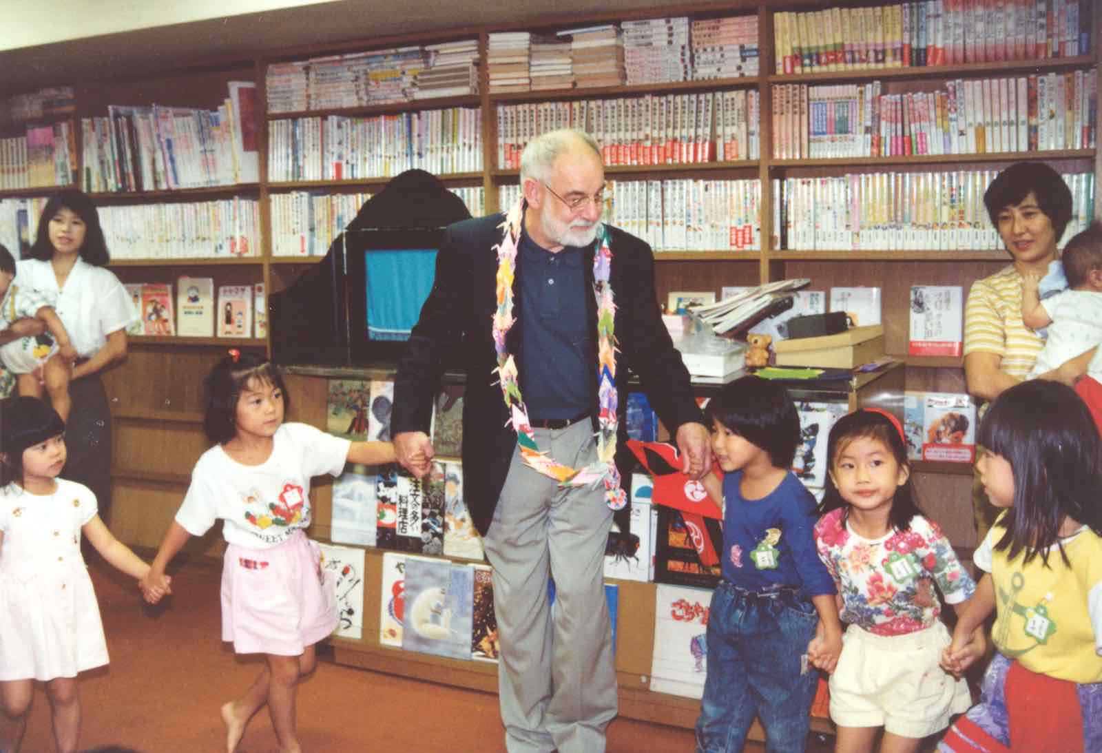 Eric Carle at the Japanese daycare at Kaisei-sha Publishing, Tokyo, Japan, 1992. Collection of Eric and Barbara Carle.